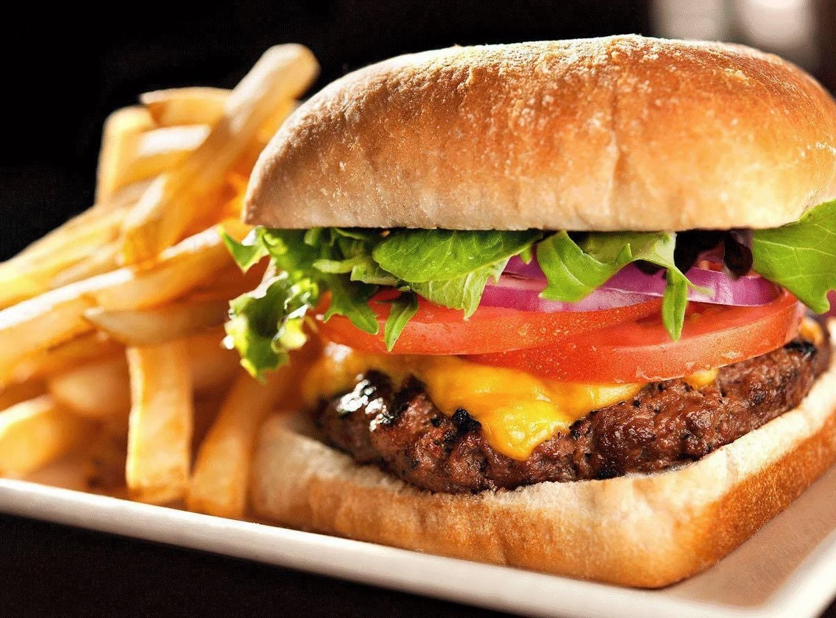 Cheeseburger with lettuce, tomato, onion and fries
